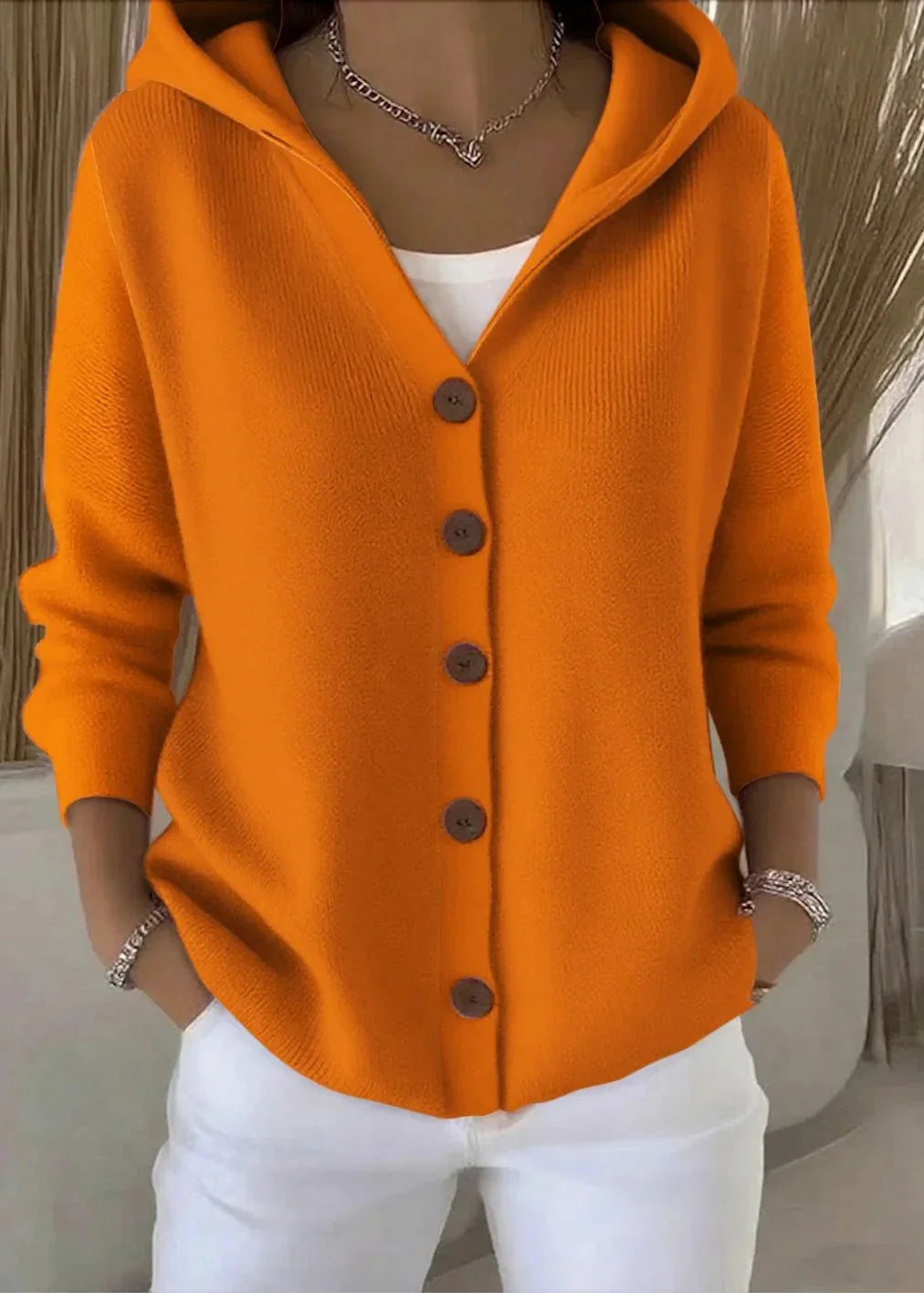 Gebreid vest oranje vooraanzicht detail Ella