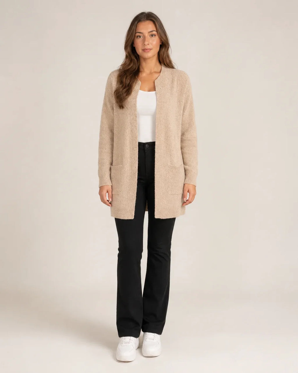 Lang gebreid vest beige vooraanzicht Nathalie