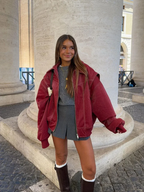 Oversized bomberjack kersenrood vooraanzicht Aisha