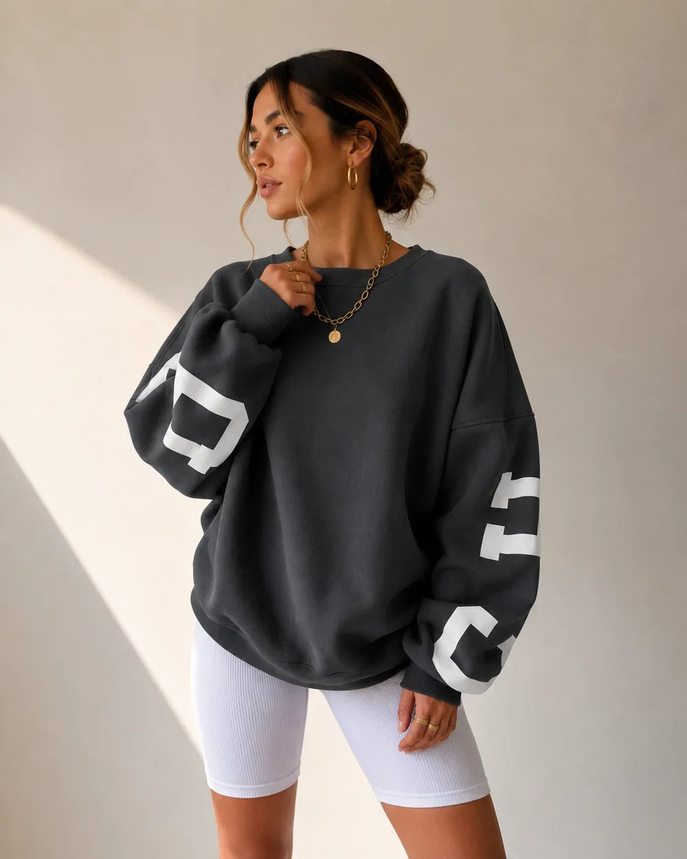 Oversized sweater detail 1 Monique