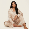 Satijnen pyjama set beige vooraanzicht Sterre